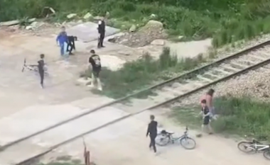 E rrezikshme, fëmijët luajnë në afërsi të hekurudhës në Fushë Kosovë në kohën kur kalon treni