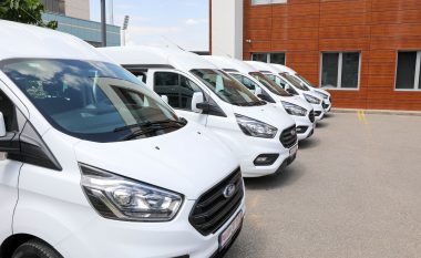 Policia e Kosovës pranon donacion pesë furgonë nga Gjermania
