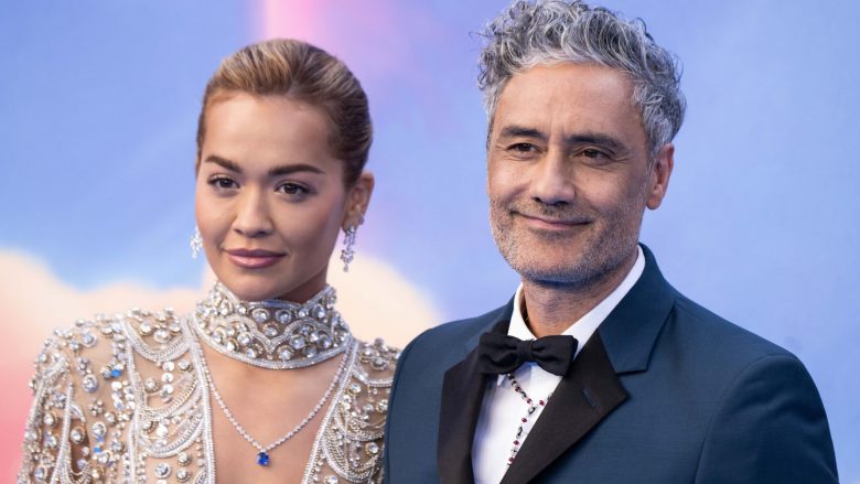 Rita Ora flet për marrëdhënien e ngushtë që ka me dy vajzat e burrit të saj Taika Waititi