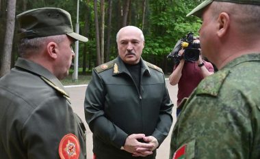 Lukashenko ‘i sëmurë’ rishfaqet pas një jave – por ka dy detaje që tregojnë se ai ishte në gjendje të keqe shëndetësore