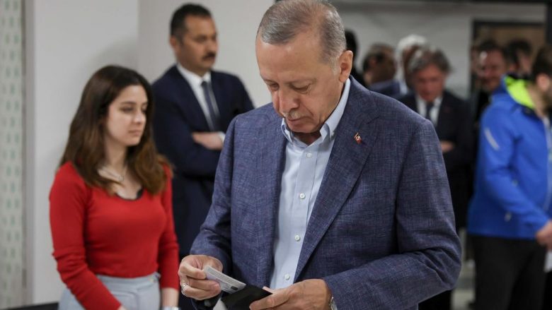 Erdogan bën komentet e para pas mbylljes së kutive të votimit në Turqi