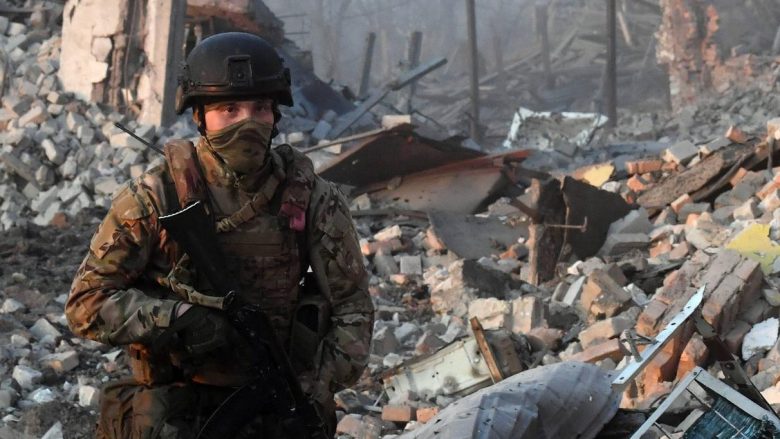 “Urime, Yevgeny,… je i rrethuar”: Gjenerali i pensionuar amerikan tregon pse Rusia në thelb ‘po komandon rrënojat’ në Bakhmut