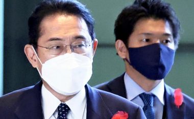 Kryeministri japonez pushon nga puna djalin e tij, pas shfaqjes së fotografive të një feste private ‘të papërshtatshme’ në rezidencën zyrtare