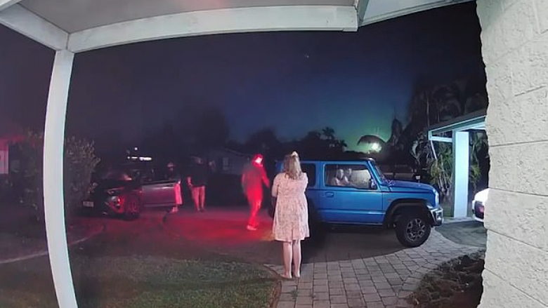Një kamerë kap momentin kur meteori ndriçon qiellin e Queensland të Australisë