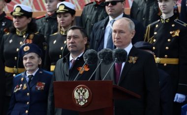 Putini mban fjalim në Sheshin e Kuq të Moskës, ndihmësi i Zelenskyt thotë se presidenti rus 'duhet të shohë paradën e ushtarëve rusë që vdiqën pa lavdi'