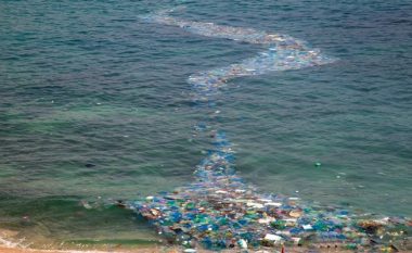 Sa plastikë hidhen çdo vit në Detin Mesdhe?