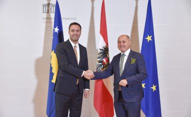 Kryetari i Parlamentit të Austrisë viziton Kosovën, takohet me Konjufcën