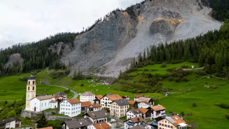 Evakuohet një fshat i tërë në Zvicër