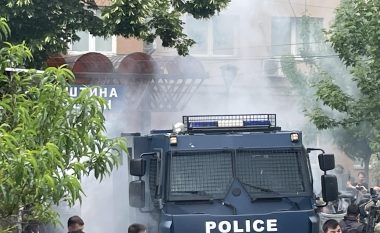 Tre ushtarë hungarezë u plagosën të hënën me armë zjarri nga protestuesit në veri