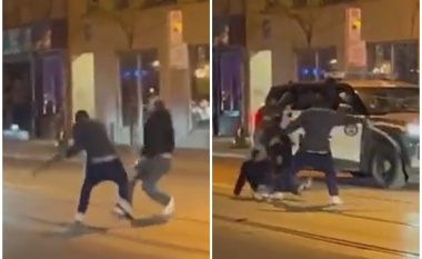 E pazakontë, kanadezi rrahu me gjarpër një burrë në mes të rrugës – pamjet bëhen virale