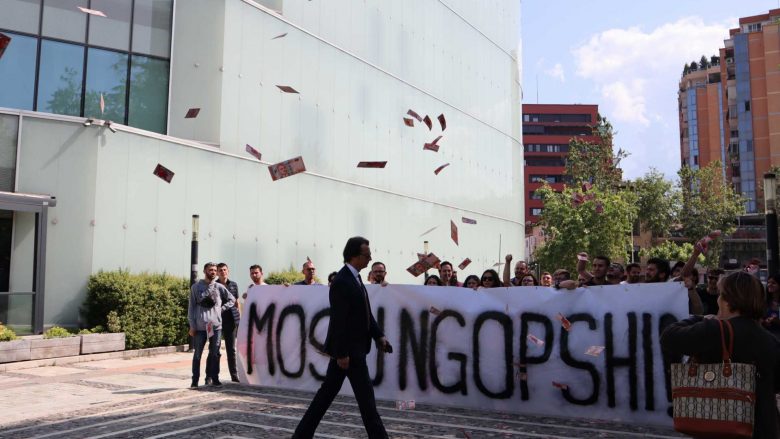 Tufë parash për Ahmetajn në hyrje të Kuvendit, aktivistët e Lëvizjes Bashkë përplasen me deputetin: Jeni të korruptuar!
