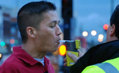 Sjellja e pahijshme e policisë dhe gabimet e e aparatit për matjen e alkoolit mund të përmbysin 27,000 raste të vozitjes në gjendje të dehur në Massachusetts
