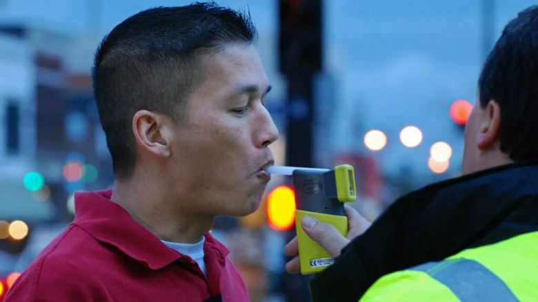 Sjellja e pahijshme e policisë dhe gabimet e e aparatit për matjen e alkoolit mund të përmbysin 27,000 raste të vozitjes në gjendje të dehur në Massachusetts