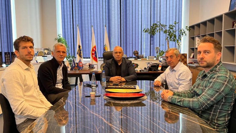 Giresse ndodhet në Kosovë, diskuton me drejtuesit e FFK-së për ndeshjet e qershorit