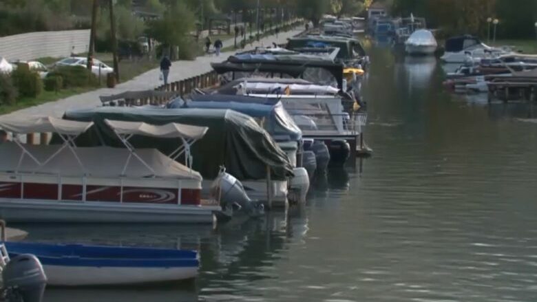 Varka dhe motoskafë të vjetër nga BE dhe SHBA ndotin Liqenin e Ohrit