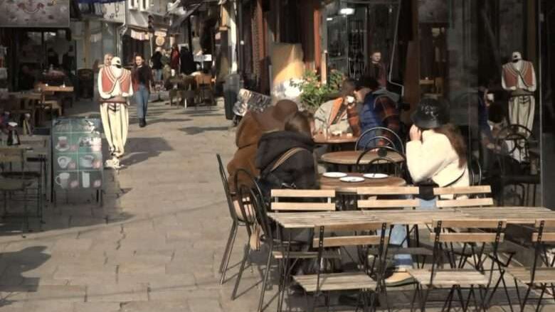 Numër i madh vizitorësh në Çarshinë e Vjetër të Shkupit, kryesisht nga vendet evropiane