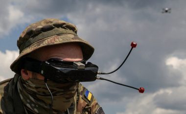 Ukrainasit po arrijnë t’i shndërrojnë dronët civilë në armë vdekjeprurëse – me to po shkatërrojnë makinerinë luftarake ruse