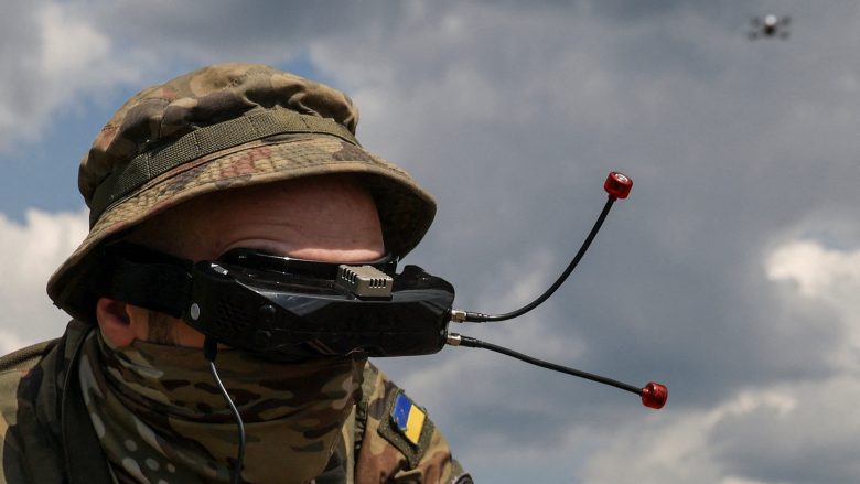 Ukrainasit po arrijnë t’i shndërrojnë dronët civilë në armë vdekjeprurëse – me to po shkatërrojnë makinerinë luftarake ruse