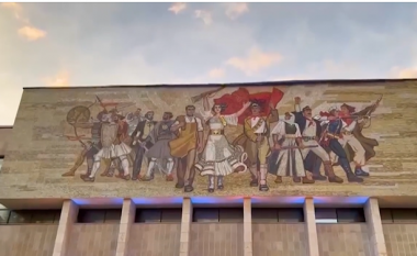 Përfundon restaurimi i mozaikut “Shqipëria” në fasadën e Muzeut Kombëtar