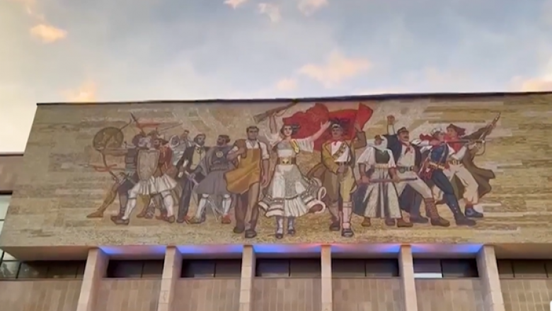 Përfundon restaurimi i mozaikut “Shqipëria” në fasadën e Muzeut Kombëtar