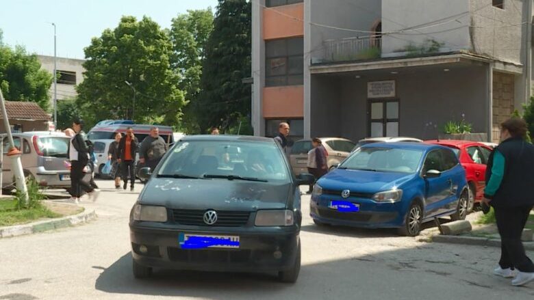 Kaos me vend parkimet në Spitalin e Tetovës, bllokohet edhe autoambulanca