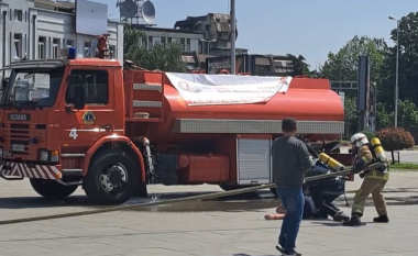 Zjarrfikësit e në aksion të improvizuar: Tetovës i mungojnë rreth 80 zjarrfikës
