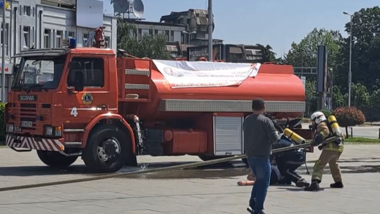 Zjarrfikësit e në aksion të improvizuar: Tetovës i mungojnë rreth 80 zjarrfikës