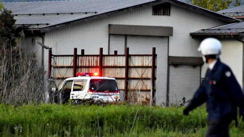 Tre të vdekur, përfshirë dy policë, nga një sulm i rrallë me të shtëna me armë dhe me thikë në Japoni