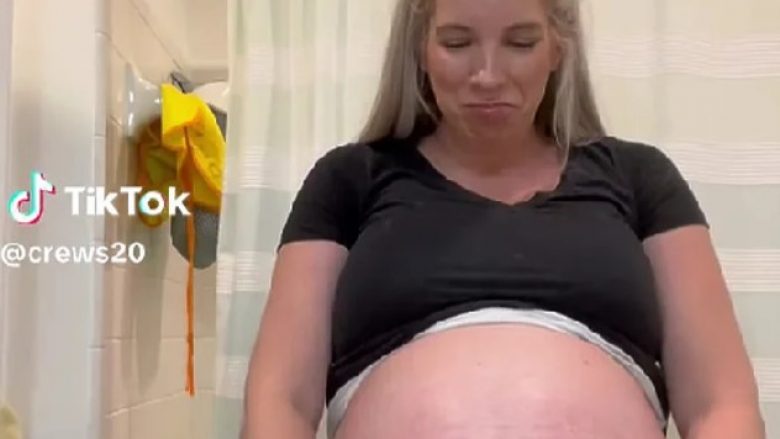 Një nënë e re që solli në jetë trenjakë tregoi se si dukej barku i saj në fund të shtatzënisë