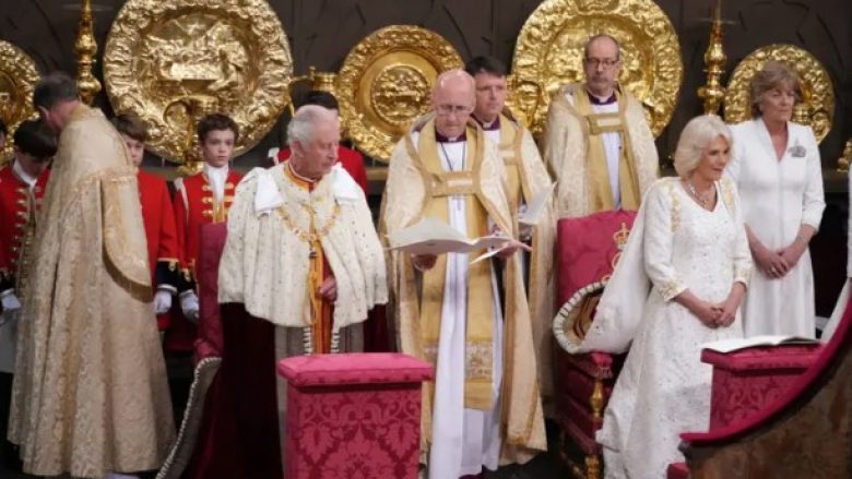 Charles lutet me zë të lartë – hera e parë që një monark e bën në një kurorëzim