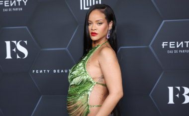 Rihanna publikon foto ‘topless’ nga shtatzënia e saj e parë përpara lindjes së fëmijës së dytë