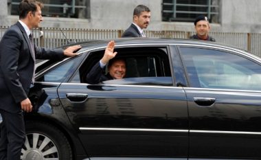Berlusconi kthehet në shtëpi pas gjashtë javë trajtimi në spital