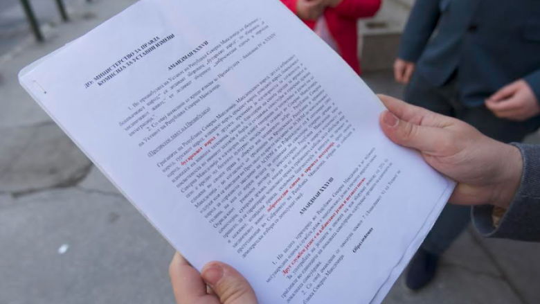 Tre deputet iniciojnë heqjen e përkufizimit 20% për përdorimin e gjuhës shqipe në Maqedoni