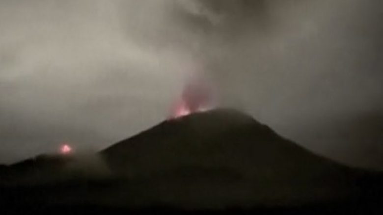 Pamje të një vullkani në Meksikë duke shpërthyer, i cili nxjerr tym në qiellin me yje