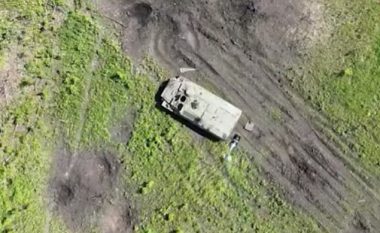 Një automjet i blinduar rus goditet me raketën e hedhur nga droni ukrainas