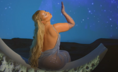Ronela Hajati me paraqitje sensuale në klipin e këngës së re “Si yll”