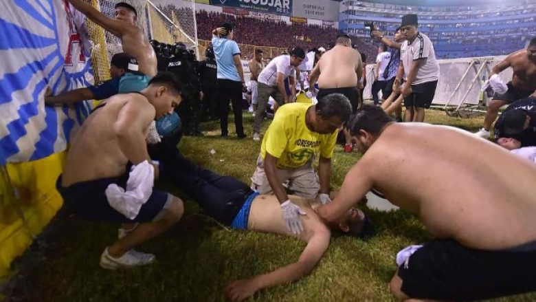 Të paktën 12 persona u vranë dhe dhjetëra u plagosën në një ndeshje futbolli në El Salvador
