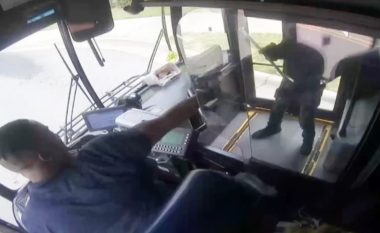 Filloi nga një debat, momenti kur shoferi dhe pasagjeri qëllojnë me armë njëri-tjetrin në një autobus në lëvizje në Karolinë të Veriut