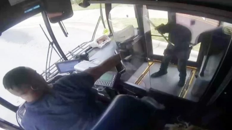 Filloi nga një debat, momenti kur shoferi dhe pasagjeri qëllojnë me armë njëri-tjetrin në një autobus në lëvizje në Karolinë të Veriut