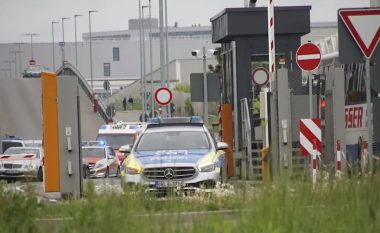 Dy të vdekur pas të shtënave me armë në një fabrikë të Mercedesit në Gjermani