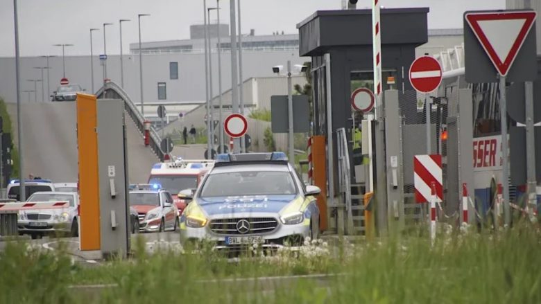 Dy të vdekur pas të shtënave me armë në një fabrikë të Mercedesit në Gjermani
