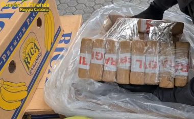 E kishin fshehur në paketime bananesh, policia italiane kap kokainë në vlerë 800 milionë euro