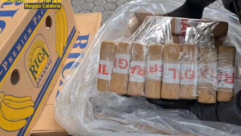 E kishin fshehur në paketime bananesh, policia italiane kap kokainë në vlerë 800 milionë euro