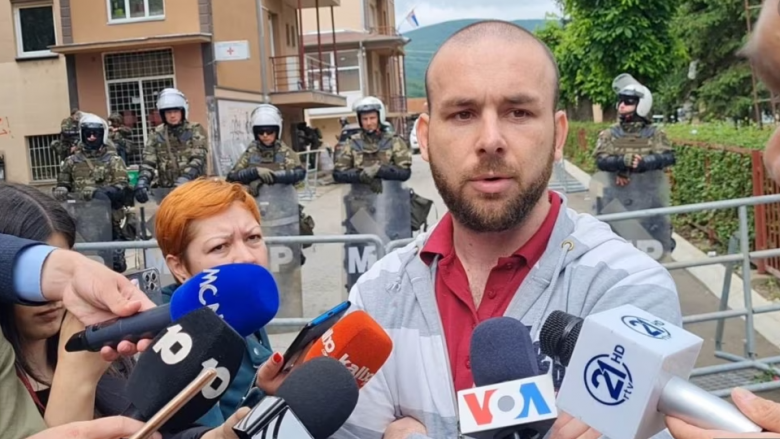 Gazetarë shqiptarë e serbë mbrojnë pronarin e kafenesë në Zveçan, që u hapi derën