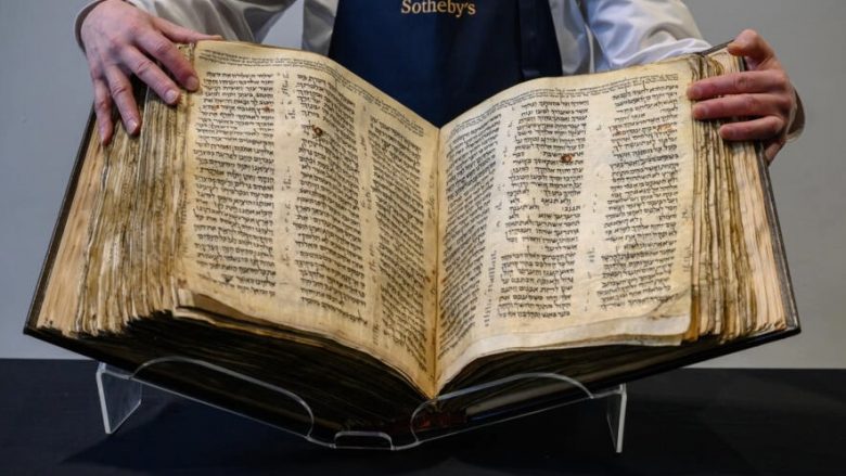 Bibla më e vjetër më e plotë hebraike shitet për 38.1 milionë dollarë
