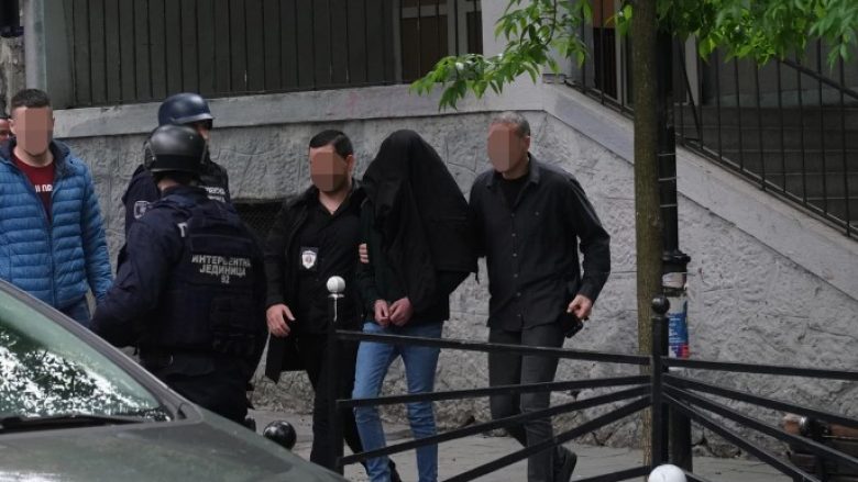 Adoleshentin që vrau nëntë persona në një shkollë të Beogradit nuk e kap ligji penal