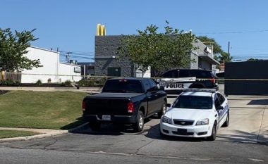 Para se të vriste veten, një person vrau tre të tjerë në një McDonald’s dhe dy shtëpi në Georgia, SHBA