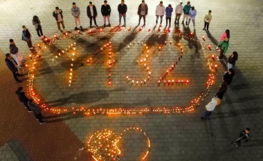 Ferizaj, ndezën qirinjtë në kujtim të fëmijëve, viktima të luftës në Kosovë