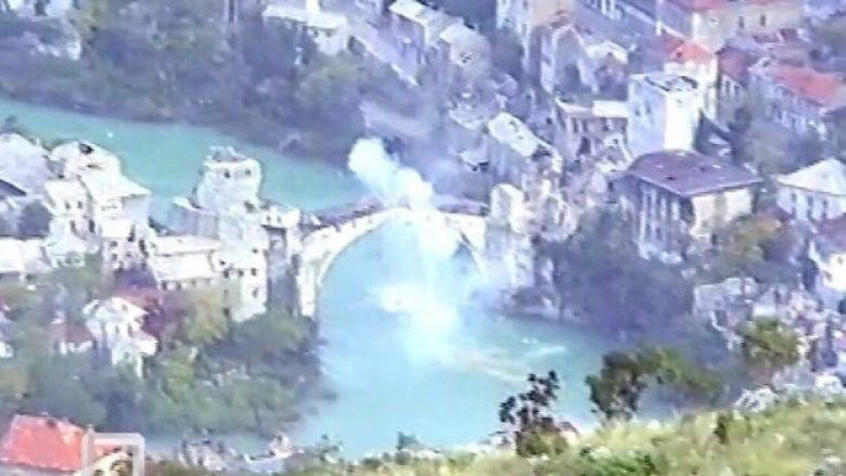Publikohen për herë të parë pamjet ‘të fshehura për 30 vjet’ që tregojnë momentin e shembjes së Urës së Vjetër në Mostar