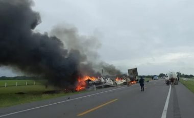 Të paktën 26 të vdekur pas përplasjes së një kamioni dhe një furgoni të pasagjerëve në Meksikë